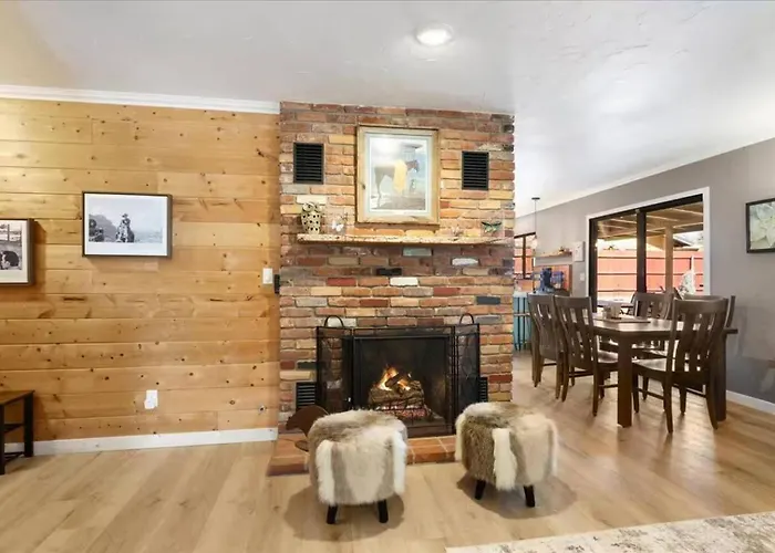 New! Retreat W/ Stargazing Pad, Bocce, Spa! Holiday home *