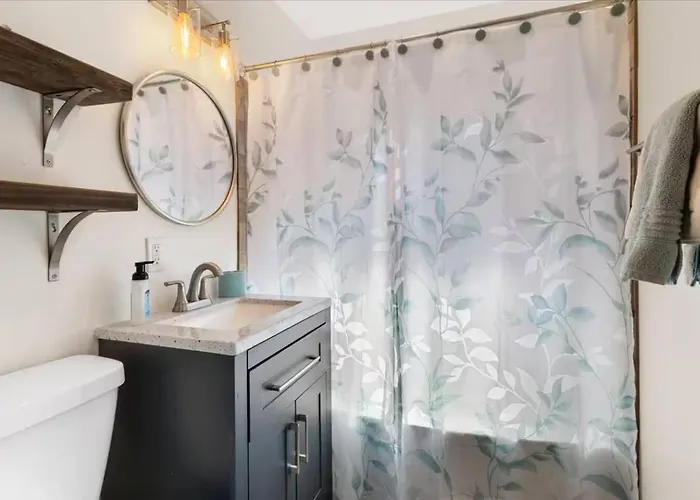 New! Retreat W/ Stargazing Pad, Bocce, Spa!