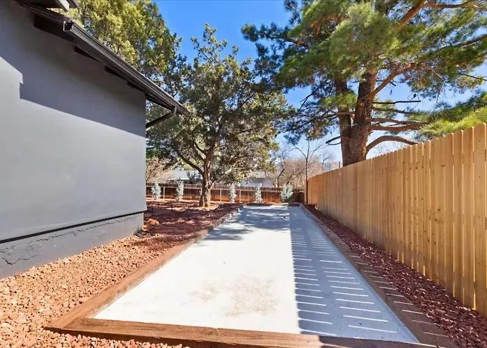 New! Retreat W/ Stargazing Pad, Bocce, Spa! Holiday home