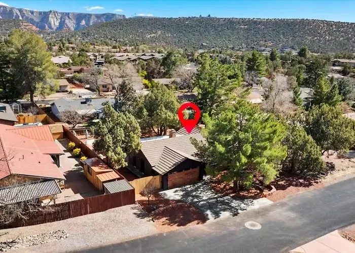 New! Retreat W/ Stargazing Pad, Bocce, Spa! Holiday home