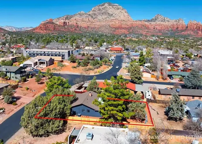 New! Retreat W/ Stargazing Pad, Bocce, Spa! Holiday home